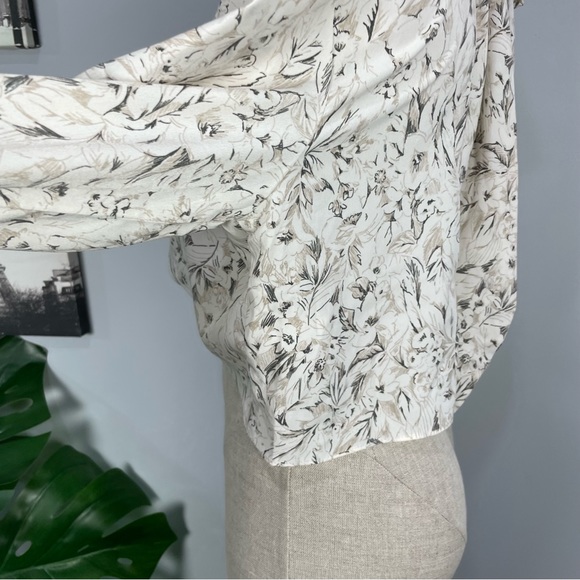 NWT ASTR off white sketch floral blouse with tie Sz S - Picture 10 of 16